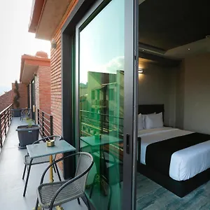 Otel M 1 T, Tiflis