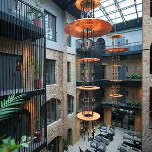 Otel Qarvasla, Tiflis
